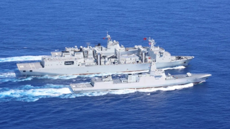 6月上旬，海軍航空母艦編隊(duì)在西太平洋海域進(jìn)行訓(xùn)練，圖為編隊(duì)屬艦進(jìn)行航行補(bǔ)給。 《人民日?qǐng)?bào)》