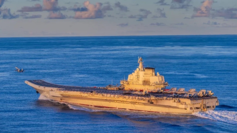 6月上旬，海軍航空母艦編隊(duì)在西太平洋海域進(jìn)行訓(xùn)練，圖為遼寧艦放飛艦載戰(zhàn)斗機(jī)。 《人民日?qǐng)?bào)》