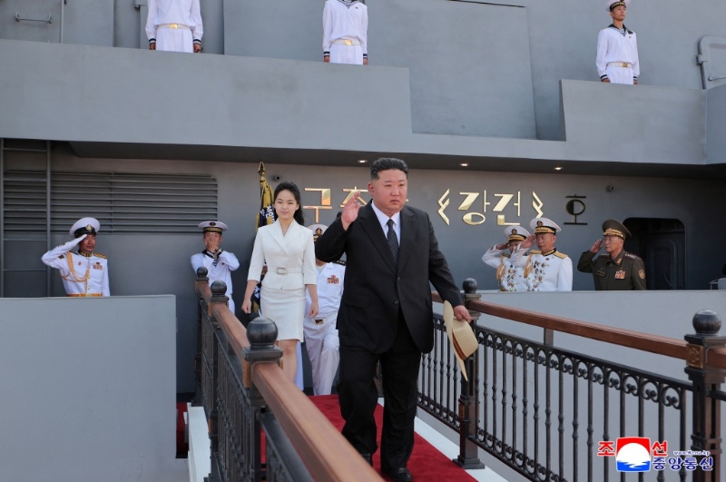 金正恩由女兒金主愛陪同下，出席下水儀式。