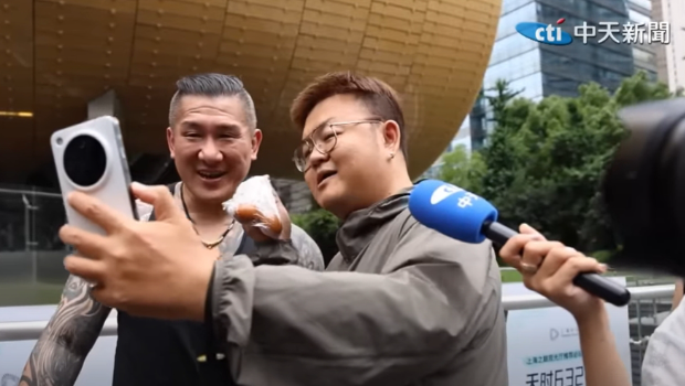一位上海臺灣人現(xiàn)場直播挺館長。