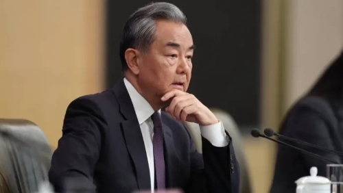 王毅分別與伊朗及以國(guó)外長(zhǎng)通電話，敦促雙方通過(guò)對(duì)話解決分歧。