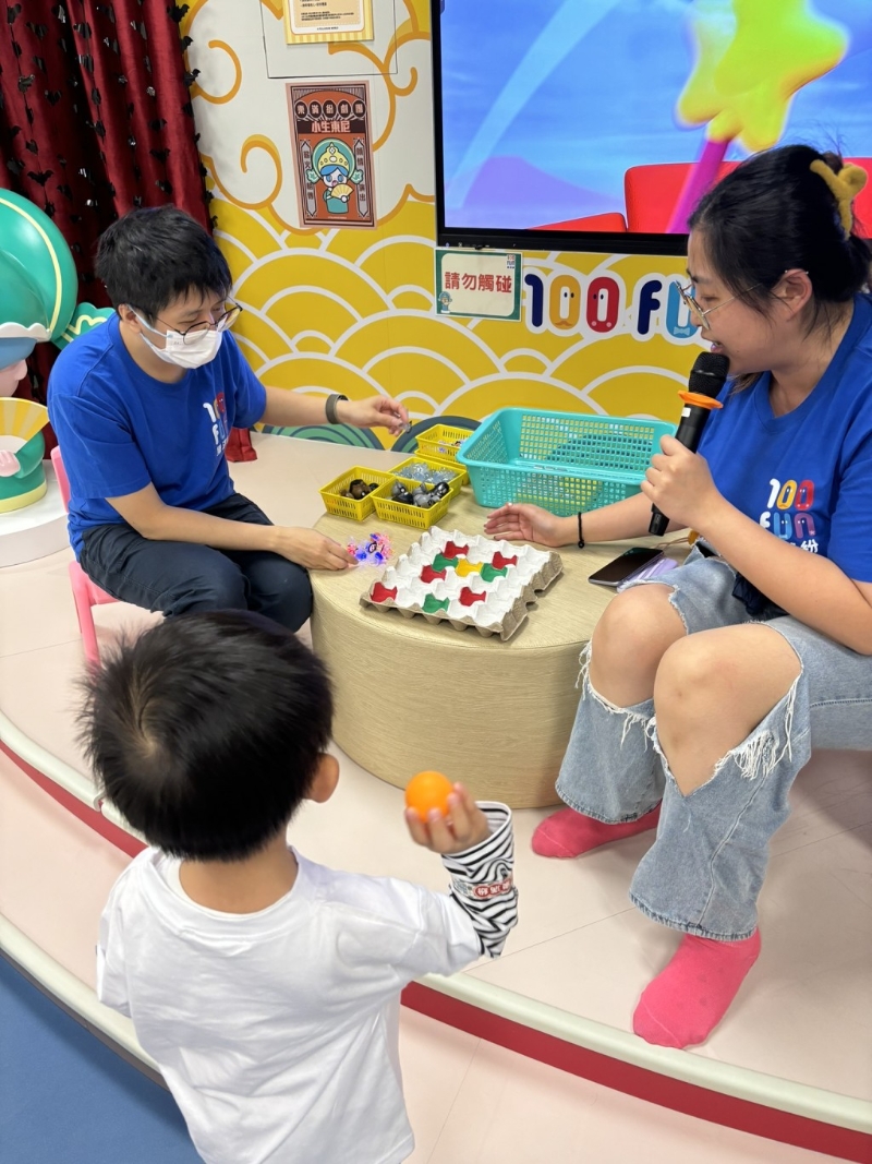 場內(nèi)不定時(shí)舉行快閃小游戲，小朋友可即場排隊(duì)參加贏小禮物。周末或節(jié)日更會舉行驚喜大抽獎，小朋友玩足數(shù)小時(shí)也不 會悶。