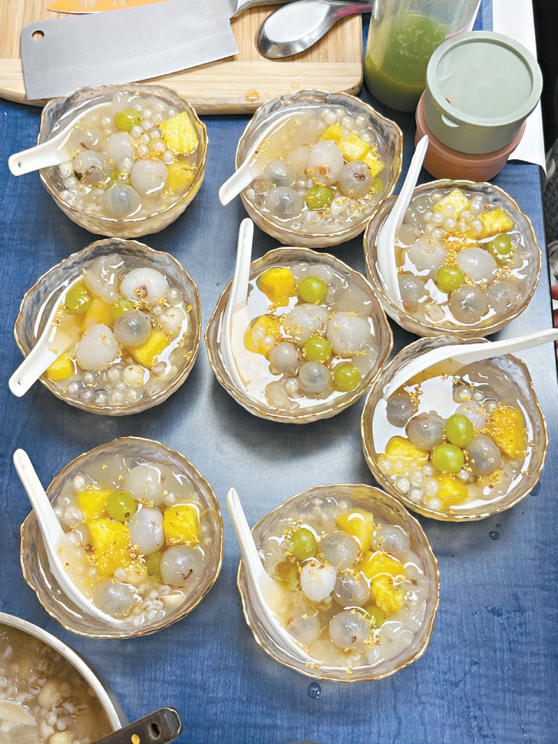 來(lái)自華美本草傳承教育基地“Magic Hand”隊(duì)古又 文、萬(wàn)鑫浩制作的“水晶香露·晶簾藏珠”榮獲殿軍。