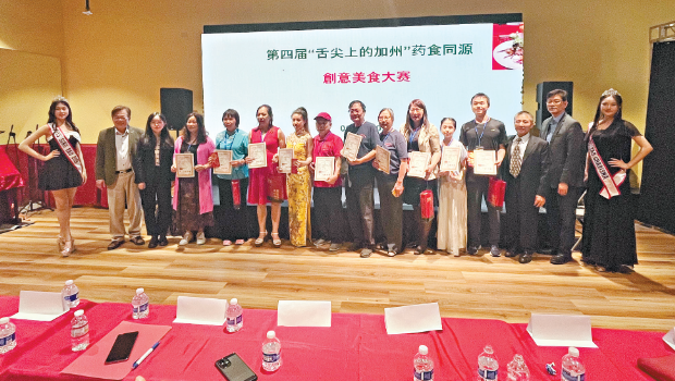 獲獎(jiǎng)單位與主辦單位在頒獎(jiǎng)后合影。