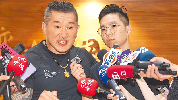 “館長(zhǎng)”(左)一回臺(tái)就受到綠營(yíng)鋪天蓋地抹黑。右為15日接機(jī)的歷史哥。
