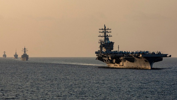 美國(guó)“艾森豪威爾”號(hào)（USS Dwight D. Eisenhower，CVN 69）航母打擊群穿越荷莫茲海峽（Strait of Hormuz）的資料照。