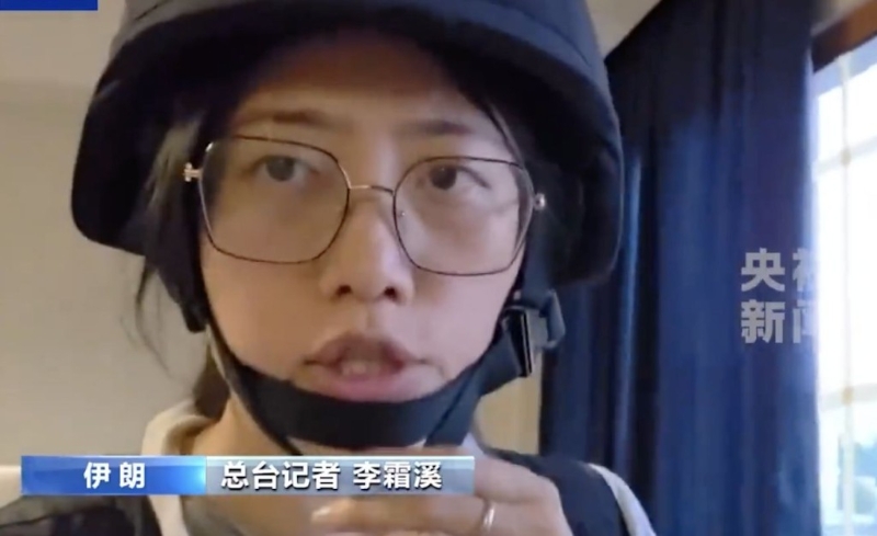 央視記者李霜溪全副武裝進(jìn)行報(bào)道。 央視截圖