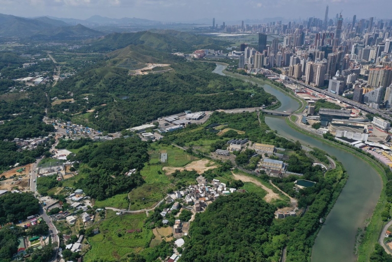 香港可考慮本地制氫，特別是利用北部都會區(qū)等新開發(fā)土地，發(fā)展本地氫能產(chǎn)業(yè)，以確保供應鏈的穩(wěn)定性。