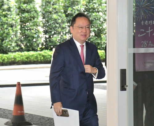 全國政協(xié)常委、香港新華集團(tuán)主席蔡冠深。