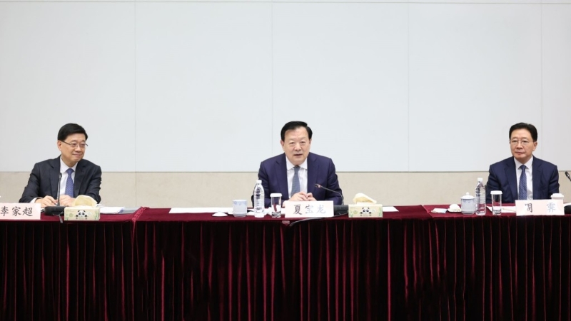 夏寶龍昨日在政府總部與愛國愛港團(tuán)體代表座談。旁為特首李家超和中聯(lián)辦主任周霽。