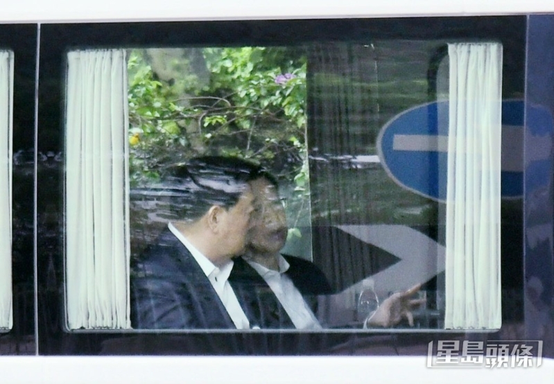 行政長官李家超（右一）陪同夏寶龍（左一）參觀海洋公園。