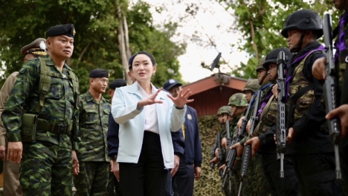 佩通坦晤陸軍第二軍區(qū)司令布恩辛。 美聯(lián)社