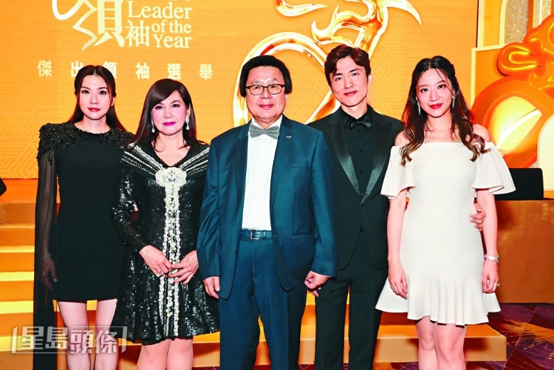 星島新聞集團主席蔡加讚（右二）攜太太汪圓圓（右一）、父親蔡志明（中）、母親蔡李惠莉（左二）及胞姐蔡加怡（左一）一同出席頒獎禮。