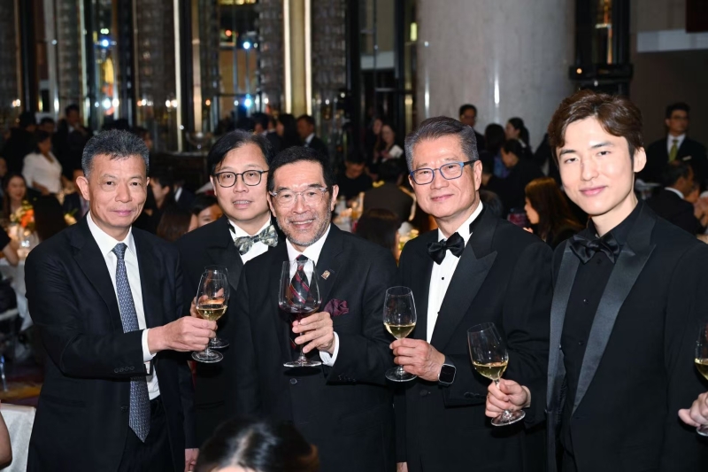 星島新聞集團(tuán)主席郭英成（左一）、香港交易及結(jié)算所有限公司主席唐家成（左三）等出席頒獎典禮