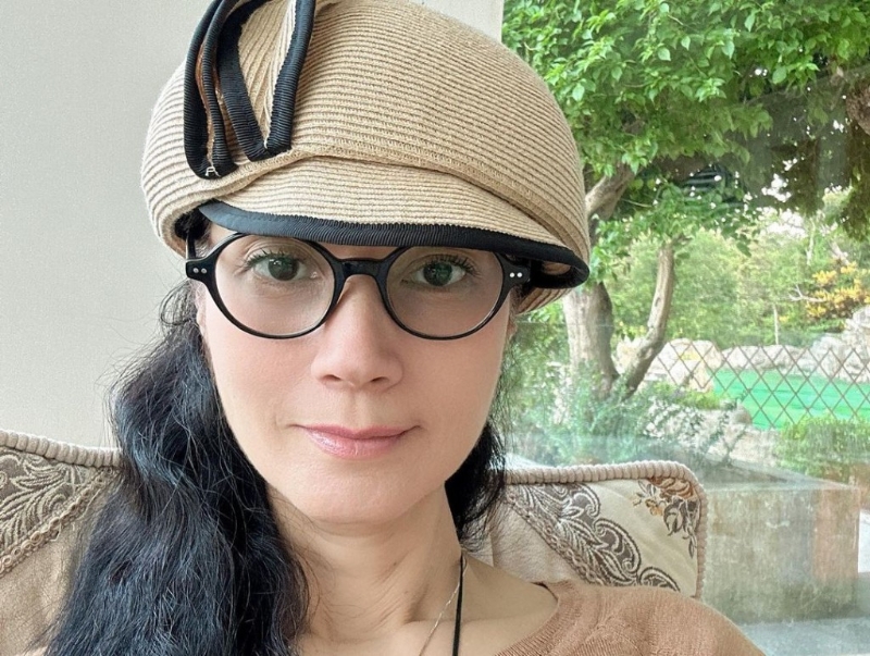 化上淡妝的鄭艷麗氣色不錯(cuò)，驟眼看竟撞樣49歲前港姐郭羨妮！
