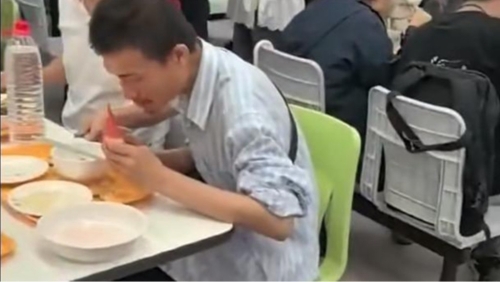 韋東奕用餐遭近距離拍攝。