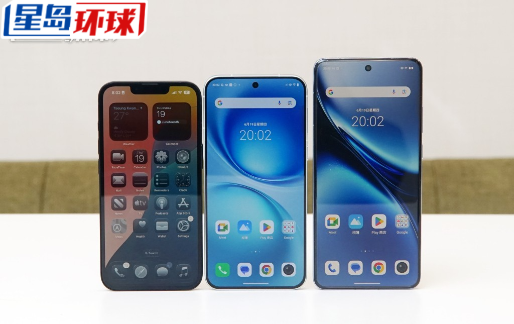 6.31吋的X200 FE（中）機身比6.78吋的X200 Pro（右）短小一截，屏幕則比iPhone 16e（左）的6.1吋大一點。.jpg