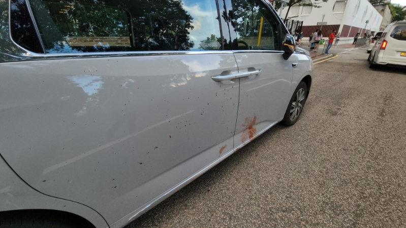 有人體組織濺中七人車。
