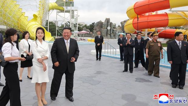 金正恩攜妻子李雪主（左）、女兒金主愛（中）出席海岸觀光渡假村竣工儀式。