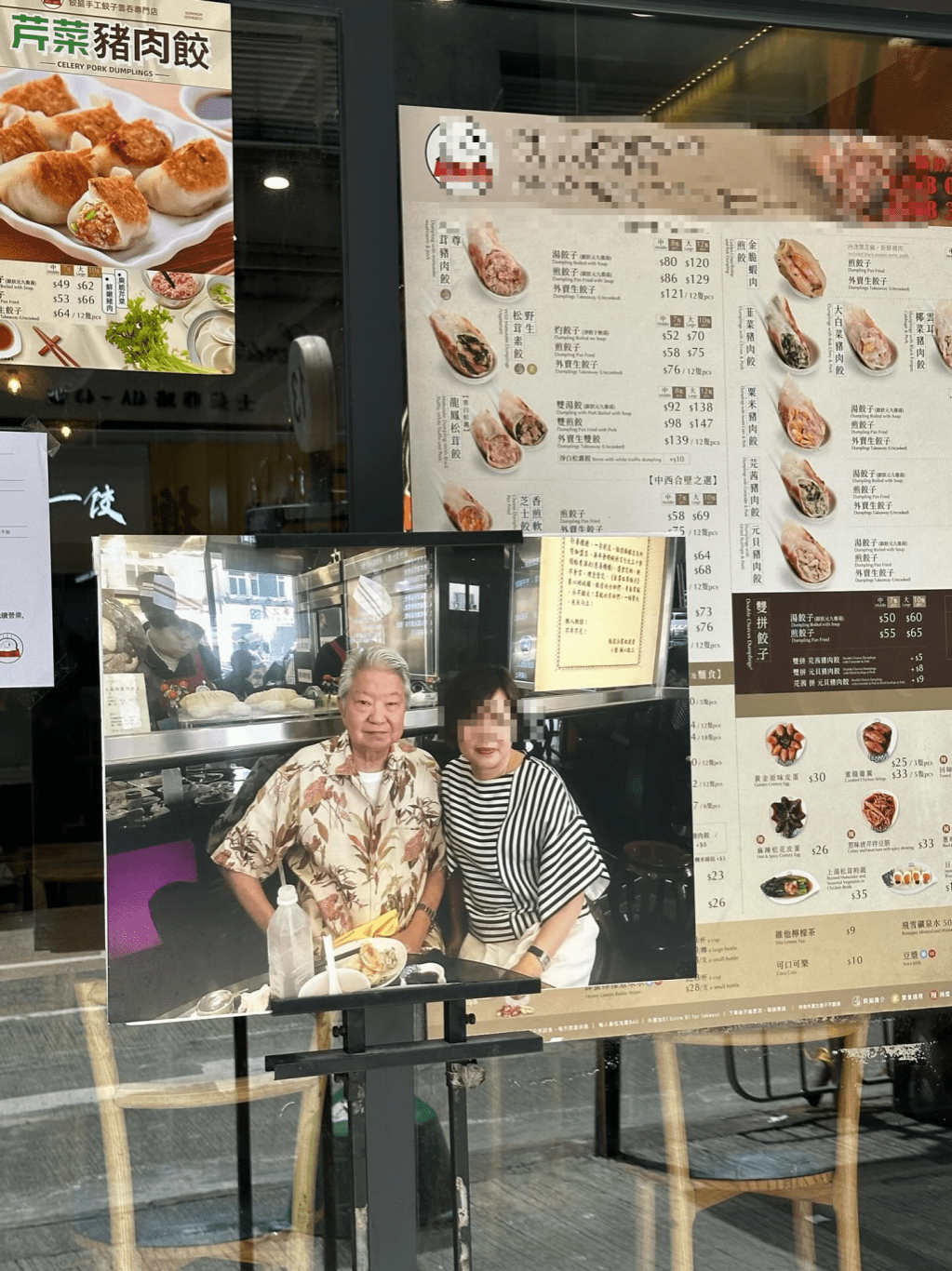 蔡瀾食家形象深入民心，亦喜歡到處覓食。 不少有幸被光顧的餐廳，都會(huì)把蔡瀾曾到訪的照片貼在門口，當(dāng)作生招牌。.png