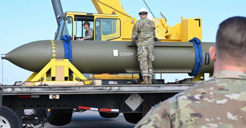 空軍人員正在密蘇里州懷特曼空軍基地查看一枚GBU-57“巨型鑿地炸彈”