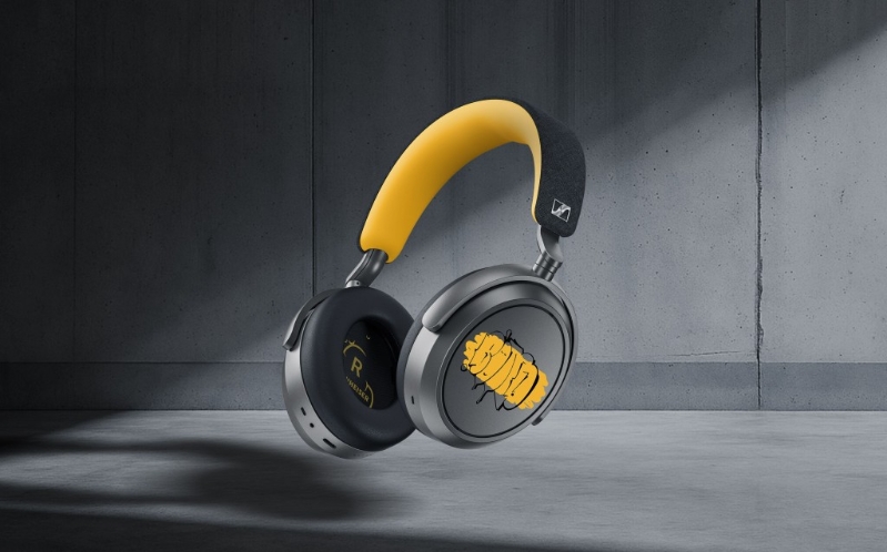 Sennheiser MOMENTUM 4 Wireless 80周年紀(jì)念版左邊耳罩飾有Bond Truluv的經(jīng)典“throwie”涂鴉。