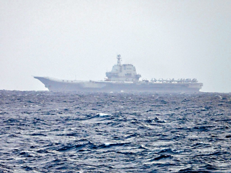 臺軍發(fā)放大陸航母“山東艦”在臺島附近的照片。