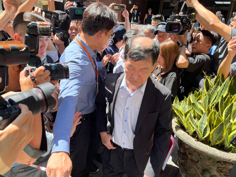 開庭前妻子高雄墜樓身亡！ 彭振聲接獲噩耗號立即請假搭車離去。