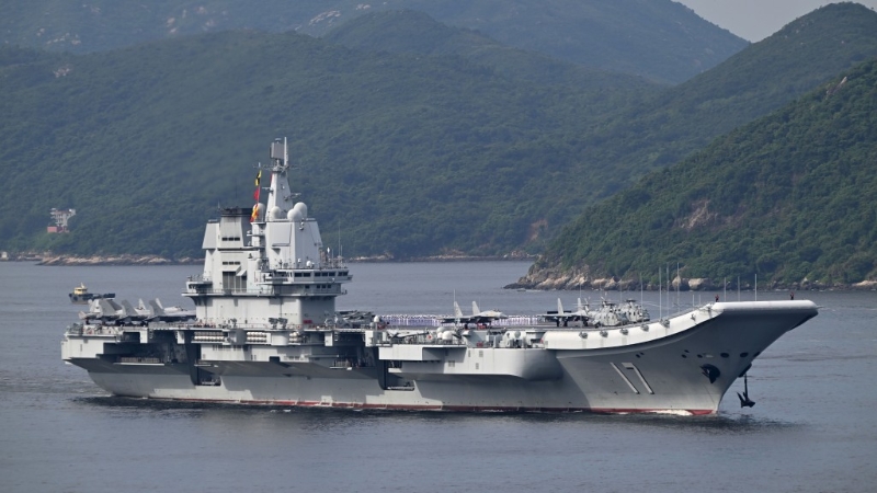 由航空母艦山東艦，導(dǎo)彈驅(qū)逐艦延安艦、湛江艦，導(dǎo)彈護(hù)衛(wèi)艦運(yùn)城艦組成的海軍艦艇編隊(duì)，將于7月3日至7日訪港。