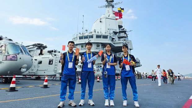 隊(duì)員在甲板近距離觀察直升機(jī)等先進(jìn)軍備。