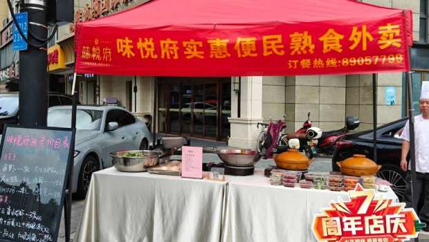 內(nèi)地餐飲市場迎來不景氣，許多中高檔食肆也要在門外擺攤求生存。