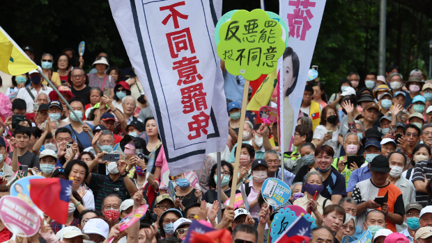 圖為北北基“反惡罷團(tuán)結(jié)大會(huì)”6月21日在臺(tái)北榮星花園舉行，參與民眾揮舞標(biāo)語(yǔ)并高呼口號(hào)，表達(dá)反對(duì)惡罷的立場(chǎng)。