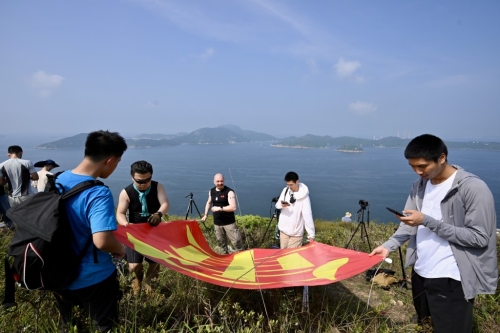 有市民于玉桂山頂上舉起自制的“軍強民樂”旗幟，表示是回應山東艦進港時甲板上的“國安家好”字句。