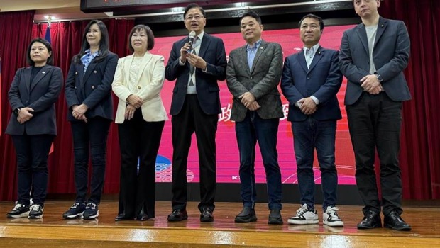 桃園市6席國(guó)民黨“立委”全數(shù)將進(jìn)行罷免投票。圖為張善政與桃園6藍(lán)委。