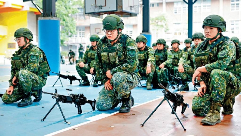臺灣“漢光演習”昨日展開，后備軍人在桃園接受戰(zhàn)斗訓練。 路透社