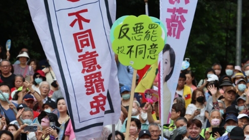 圖為北北基“反惡罷團(tuán)結(jié)大會(huì)”6月21日在臺(tái)北榮星花園舉行，參與民眾揮舞標(biāo)語并高呼口號(hào)，表達(dá)反對(duì)惡罷的立場(chǎng)。