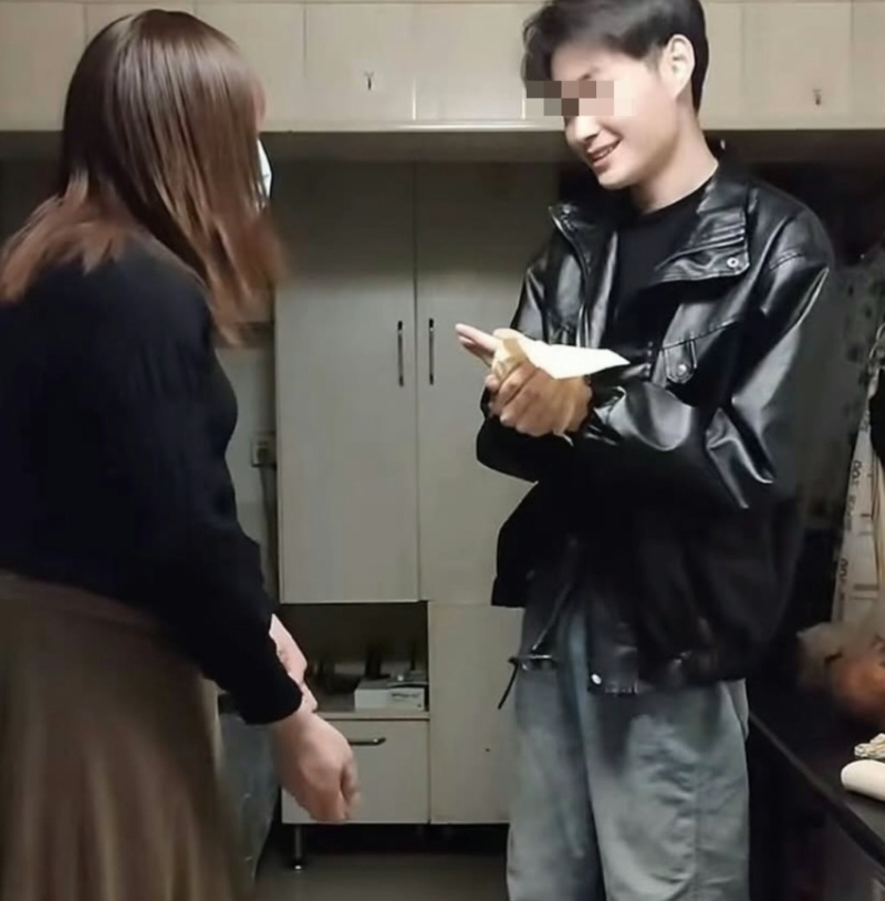 有傳“皮衣哥”因事件曝光而與未婚妻解除婚約。