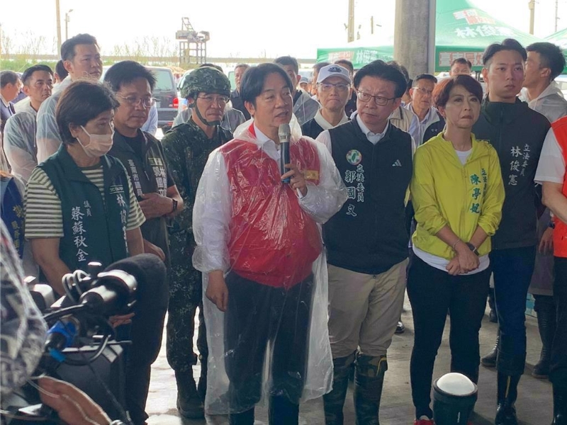 賴清德（中）勘災期間發(fā)言熱議不斷。