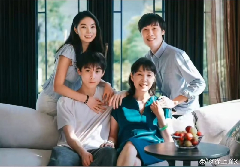 杜建英與3子女合照，大子宗繼昌（后右）、二女宗婕莉、三子宗繼盛。網(wǎng)圖