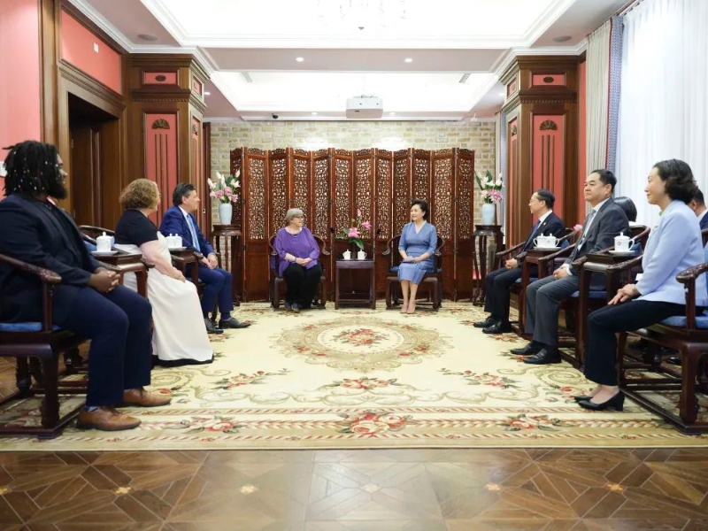 聯(lián)誼活動前，彭麗媛會見穆言靈和貝隆