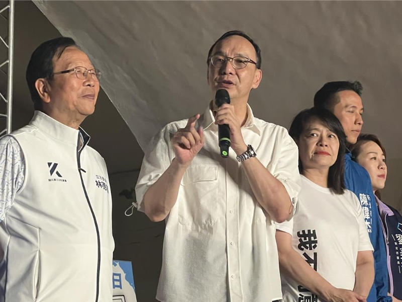 國民黨主席朱立倫18日晚出席雙和區(qū)兩場反罷免晚會。