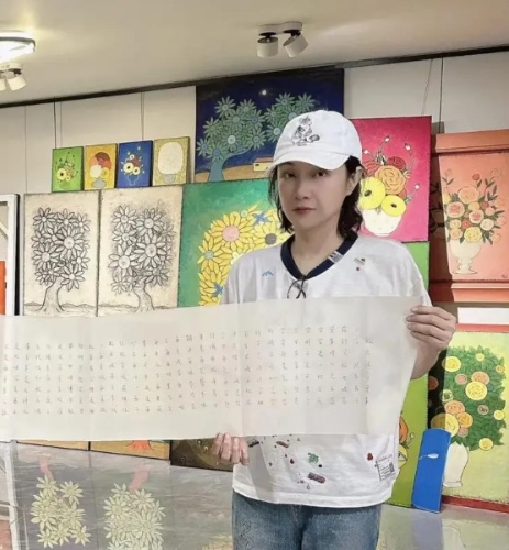 近日王麗萍和兒子吳費曼到了杭州旅游，并去了學(xué)畫畫。