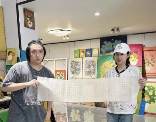 王麗萍和兒子吳費曼大寫書法。