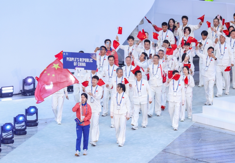 7月16日，中國代表團在開幕式上入場。