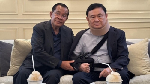 洪森（左）在fb貼出過往與他信（右）的親密合照。