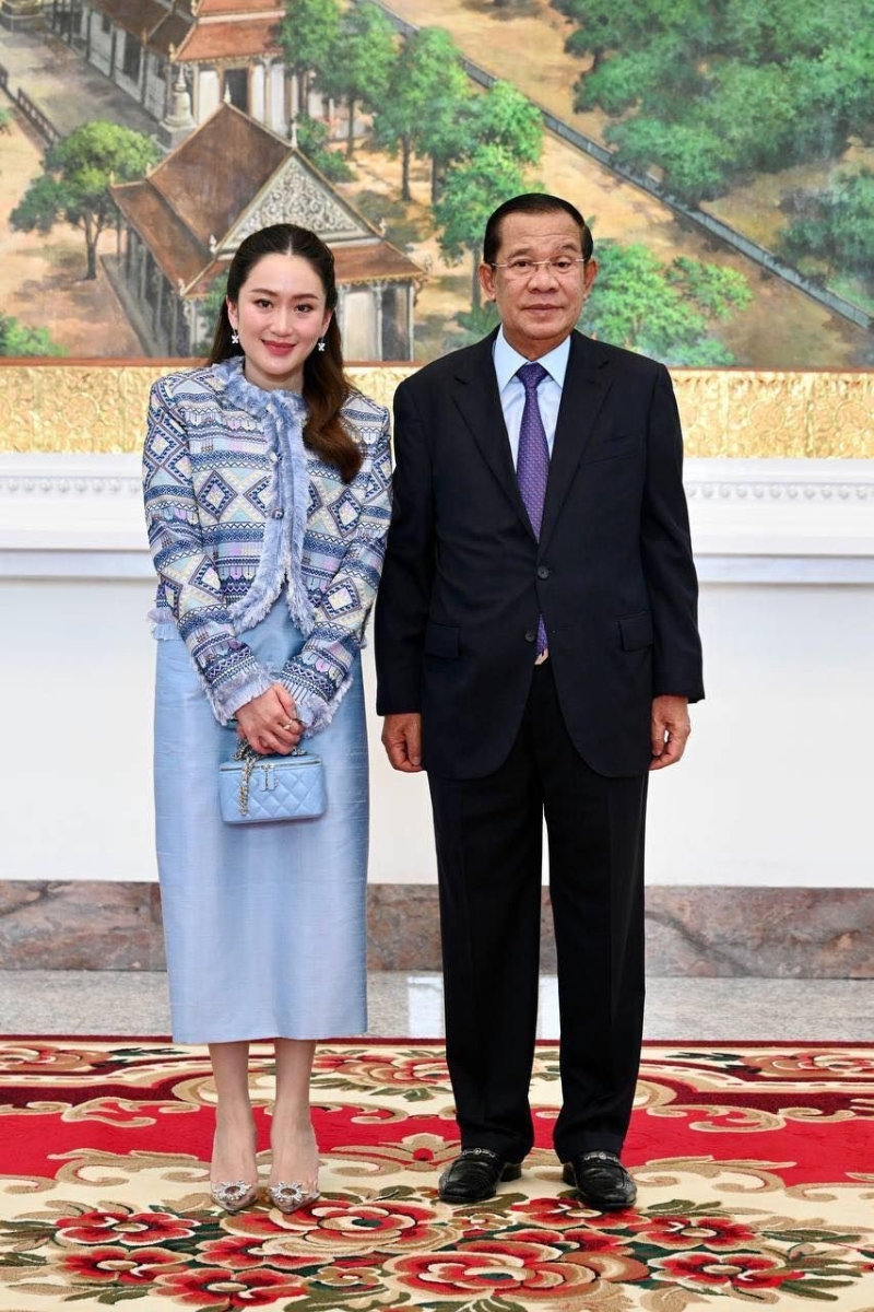 洪森貼出與他信女兒佩通坦的合照。