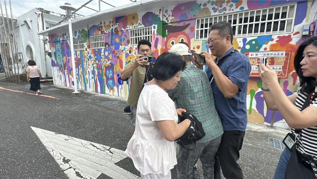 葉春蓮今天前往投票時(shí)，遭1名婦人阻擋去入。