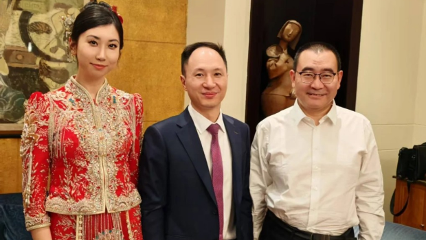 賀建奎妻子Cathy Tie秀海量合影。