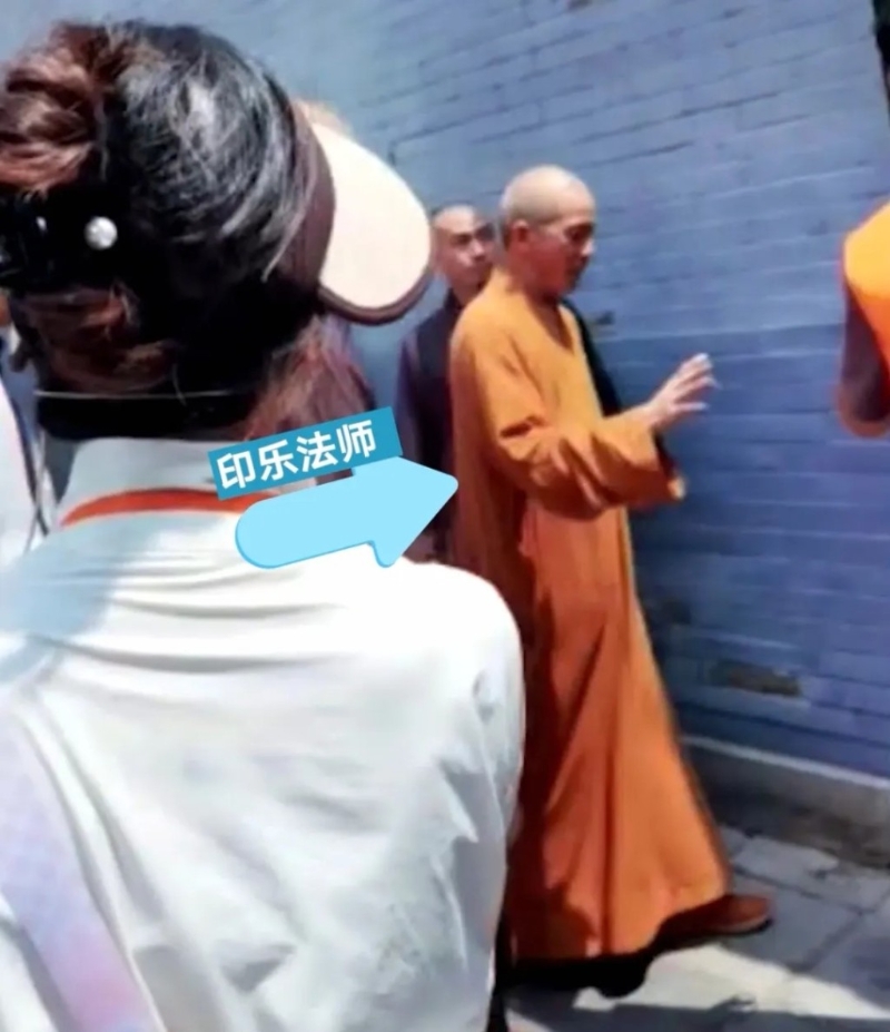 有內媒直播期間意外捕獲少林新住持印樂法師。第一財經