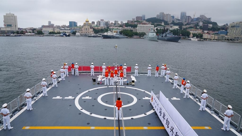 圖為7月31日參演中方艦艇編隊(duì)指揮艦紹興艦，抵達(dá)俄符拉迪沃斯托克某軍港。